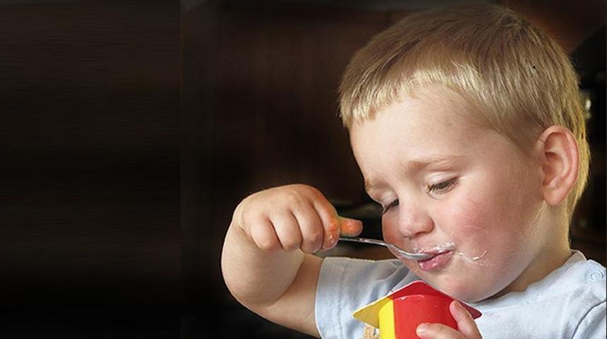 Bebeğinize meyveli yoğurt vermeyin! Neden mi?