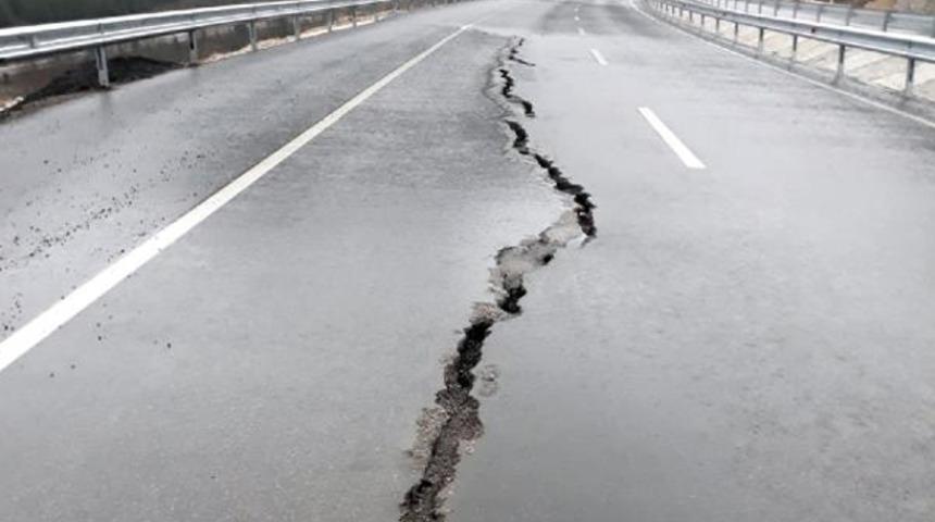 Isparta- Antalya Karayolu ortasında yarık oluştu