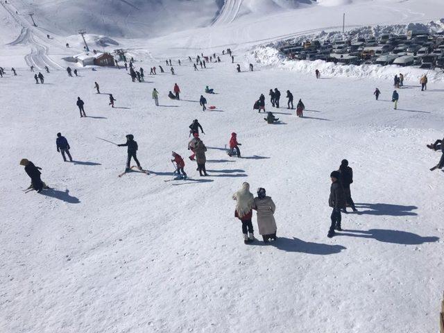 Hakkari’deki kayak merkezi hafta içi de hizmet vermeye başladı