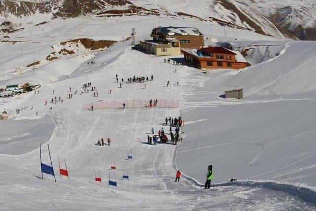 Hakkari’deki kayak merkezi hafta içi de hizmet vermeye başladı