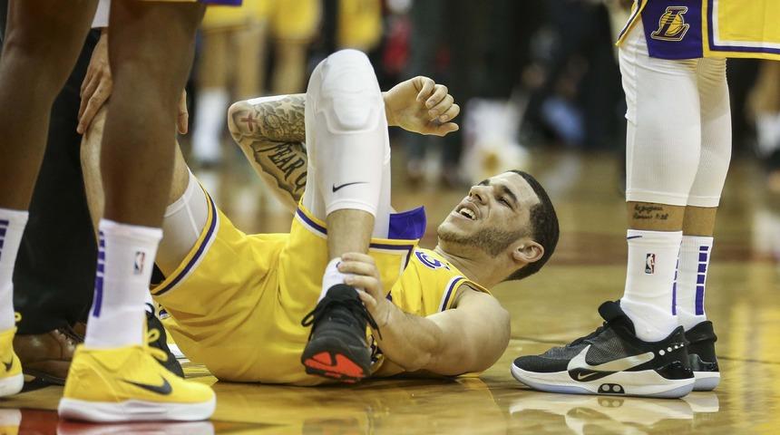 Lonzo Ball en az 1 ay sahalardan uzak kalacak