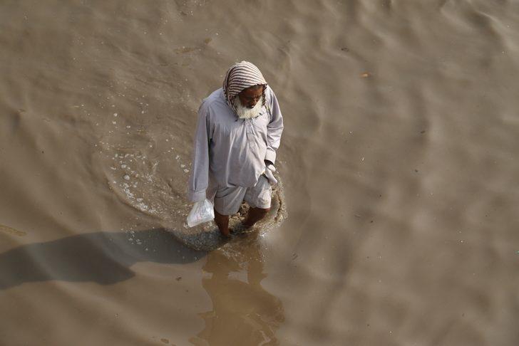 Ülkeyi sel götürdü! Tüm sokaklar göle döndü G1
