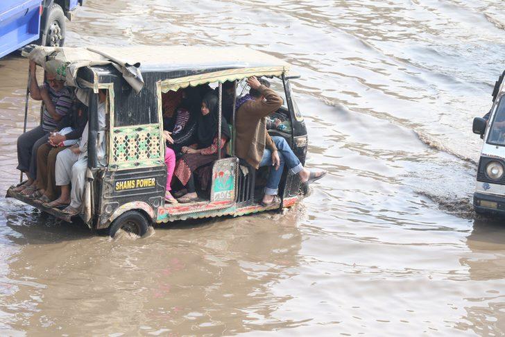 Ülkeyi sel götürdü! Tüm sokaklar göle döndü G2