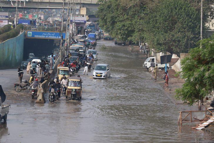 Ülkeyi sel götürdü! Tüm sokaklar göle döndü G3