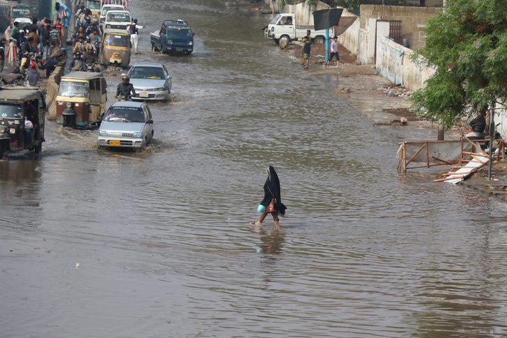 Ülkeyi sel götürdü! Tüm sokaklar göle döndü G4