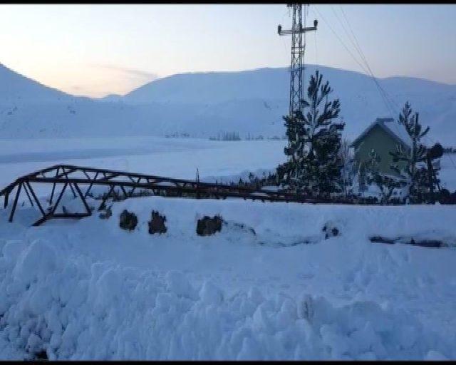 Develi’de şiddet rüzgar elektrik direklerini devirdi, ağaçları yıktı