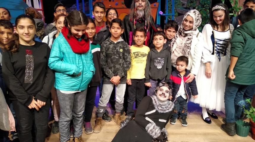 Bodrum’da çocuklar ‘Çizmeli Kedi’ye ilgi gösterdi