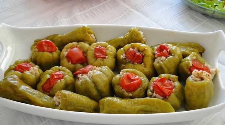 Biber dolmasının sadece i&ccedil;ini yiyen gence Twitter'da haklı tepki!