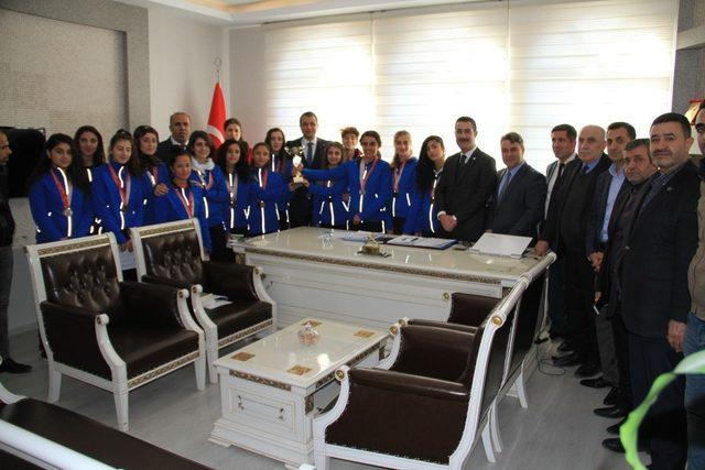 Bismil Fatih Anadolu Lisesi Kız Futbol Takımı şampiyon oldu