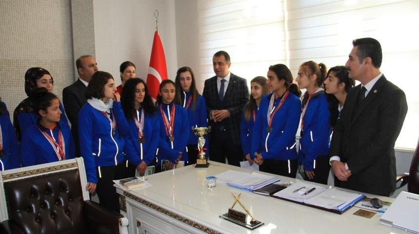 Bismil Fatih Anadolu Lisesi Kız Futbol Takımı şampiyon oldu