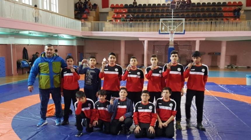 Yerk&ouml;yl&uuml; &ouml;ğrenciler g&uuml;reş turnuvasında 7 madalya aldı