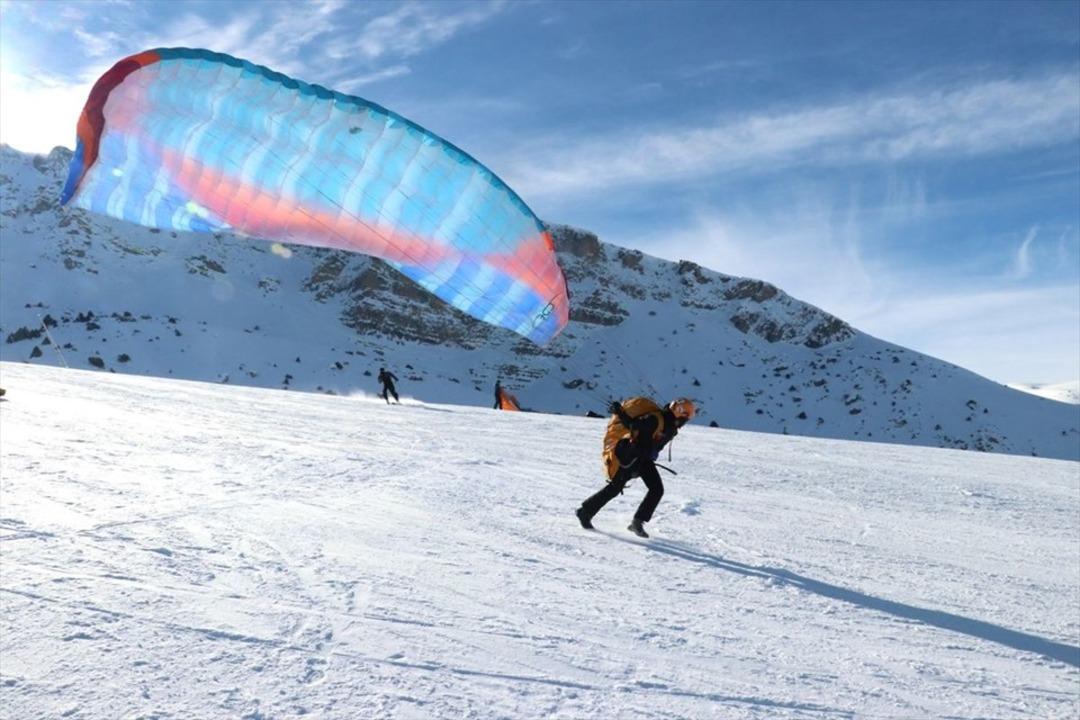 Ergan Dağı'nda 'kış manzaralı' yama&ccedil; paraş&uuml;t&uuml; 