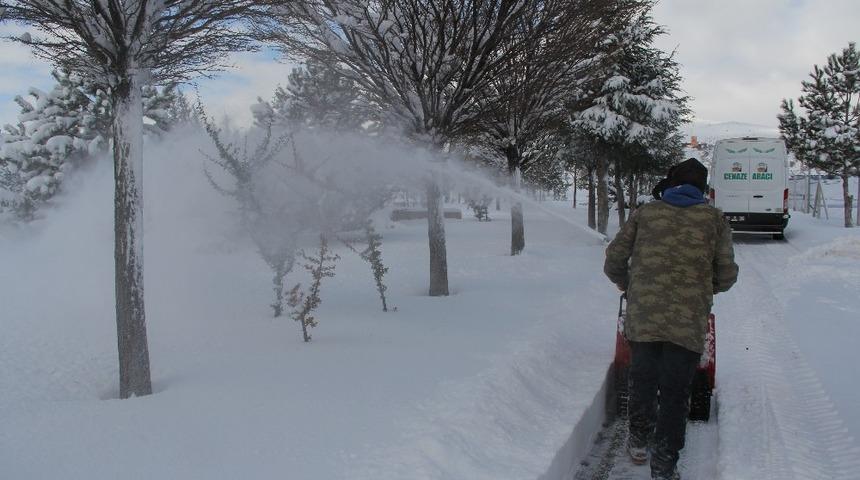 İncesu&rsquo;da kar mesaisi devam ediyor