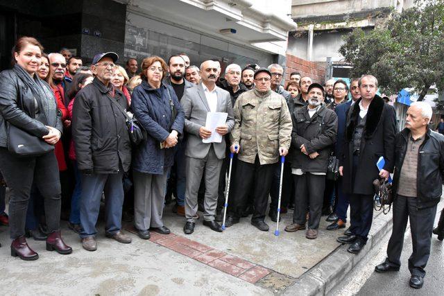 İzmir'de CHP önünde ilginç açıklama