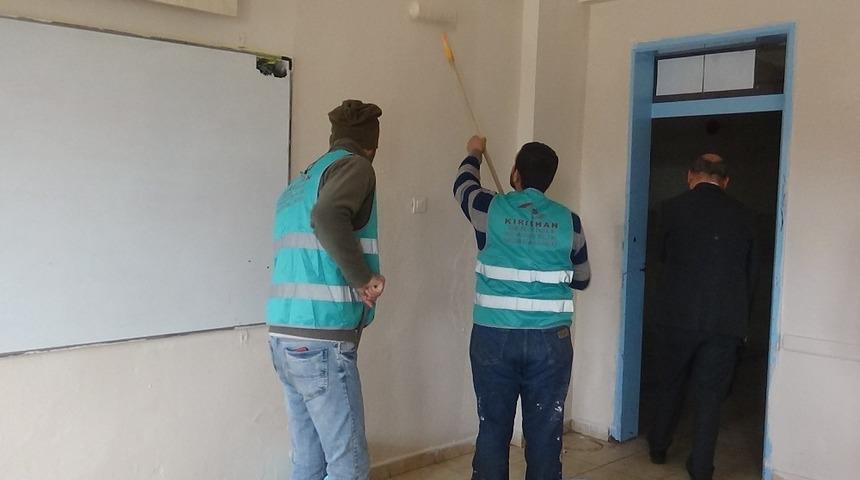 Kırıkhan&rsquo;da y&uuml;k&uuml;ml&uuml;ler okul boyadı
