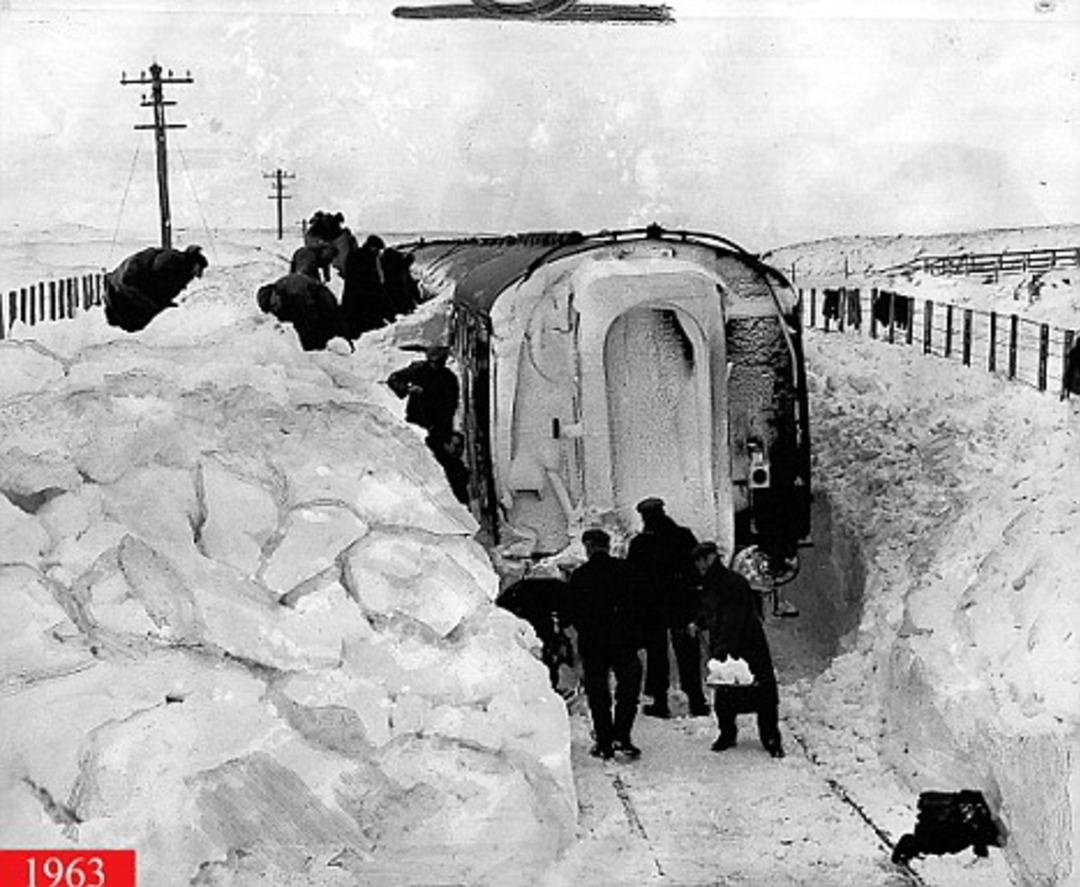 Elektrik kesildi, a&ccedil; kurtlar şehre indi, gazeteciler yolda kaldı! İşte İstanbul'da 63 kışı 