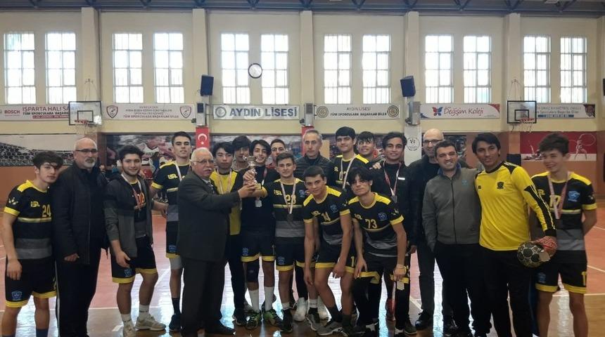 Hentbolda gençler kupaları kaldırdı