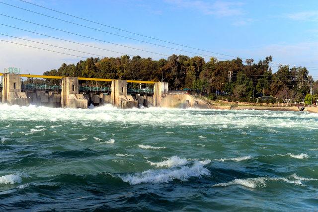 Seyhan Nehri suları kent merkezine taştı