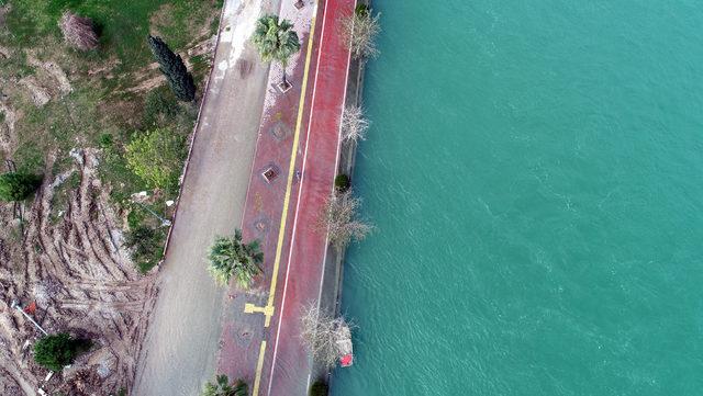 Seyhan Nehri suları kent merkezine taştı