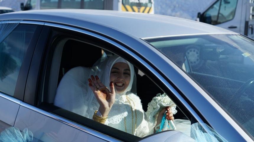 Yedikuyular&rsquo;da Gaziantepli gelin damat s&uuml;rprizi!