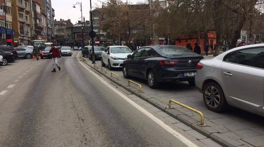 Ara&ccedil;lar kaldırıma park edilince yayalar yoldan y&uuml;r&uuml;d&uuml;