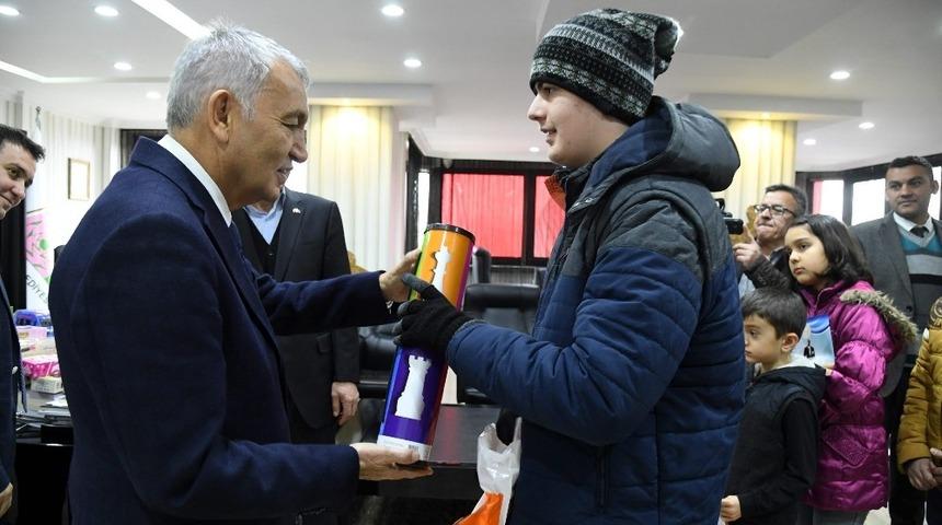 Isparta&rsquo;da &lsquo;Karneni getir, hediyeyi g&ouml;t&uuml;r&rsquo; mesaisi