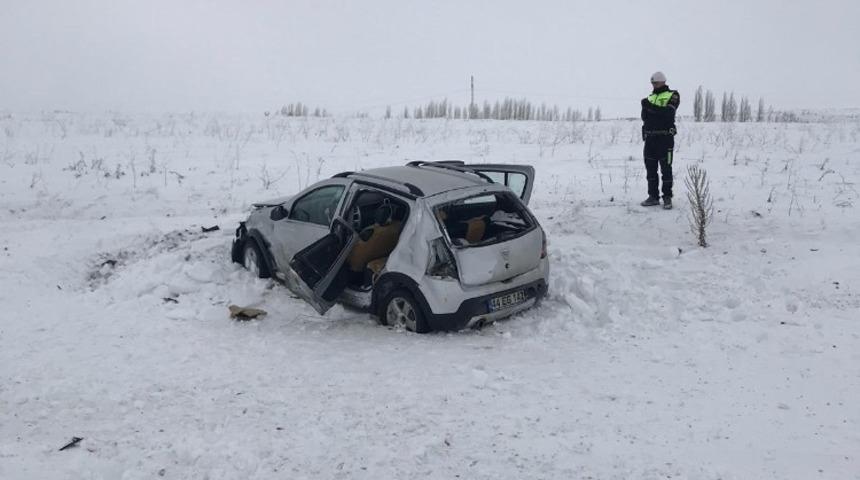 G&uuml;r&uuml;n&rsquo;de trafik kazası 2 yaralı