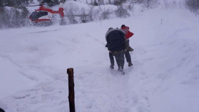 Karda mahsur kalan hastayı ambulans helikopterle kurtardılar