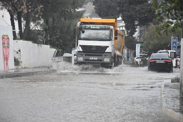 Muğla'da sağanak yağış hayatı felç etti G2