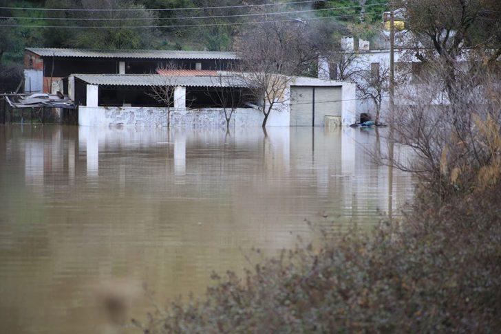 Muğla'da sağanak yağış hayatı felç etti G3