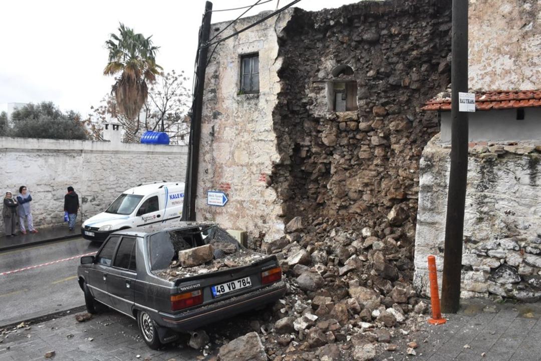Muğla'da sağanak yağış hayatı fel&ccedil; etti