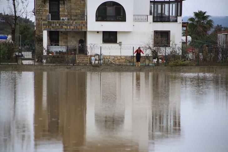 Muğla'da sağanak yağış hayatı felç etti G5
