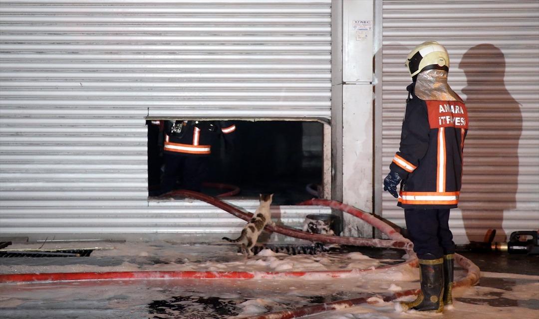 Yangın &ccedil;ıkan oto tamircide ilgin&ccedil; g&ouml;r&uuml;nt&uuml;! Ekiplerden &ouml;nce o teftiş yaptı