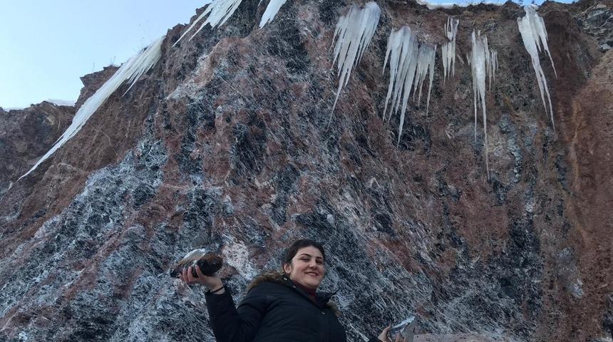 Sarıkamış&rsquo;ta obsidyen taş ocağında buz sarkıtları