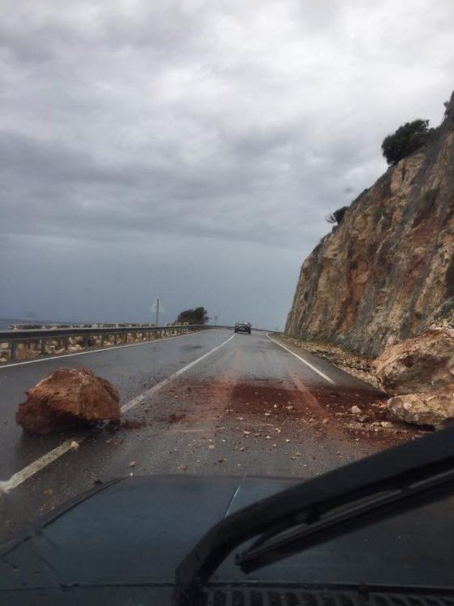 Kaş-Kalkan karayoluna kaya parçası düştü