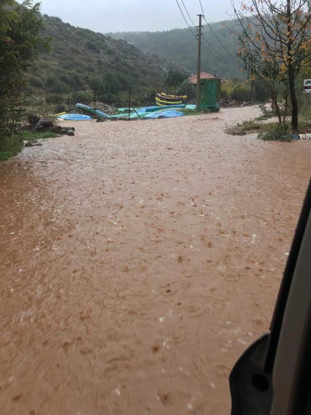 Kaş-Kalkan karayoluna kaya parçası düştü