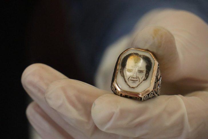 Anne sütü, bebek saçı ve kandan takılar üretiyor   G4