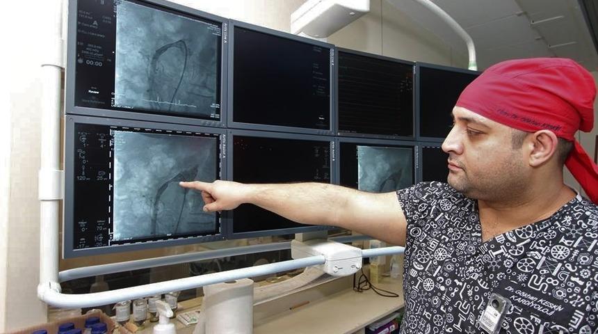 Bağırsak damarına ilk kez stent takıldı