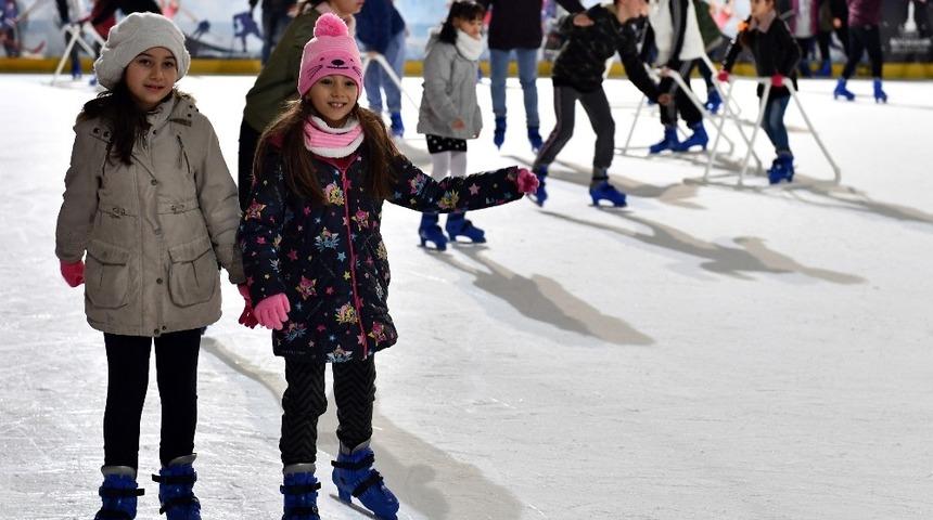 B&uuml;y&uuml;kşehir Belediyesi&rsquo;nden &uuml;cretsiz buz pisti keyfi