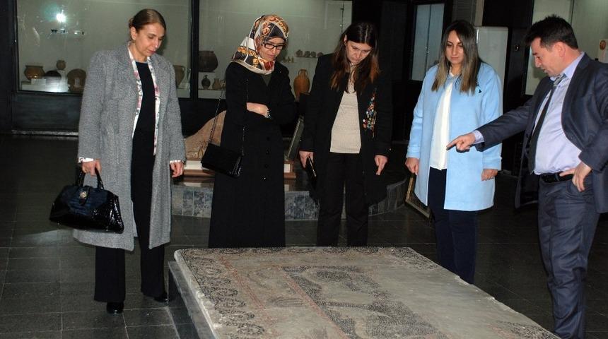 Protokol eşleri m&uuml;zeyi gezdi