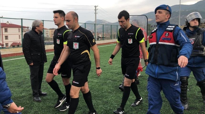 Olaylı maçın hakemleri gözlemcinin araya girmesi ise şikayetten vazgeçti