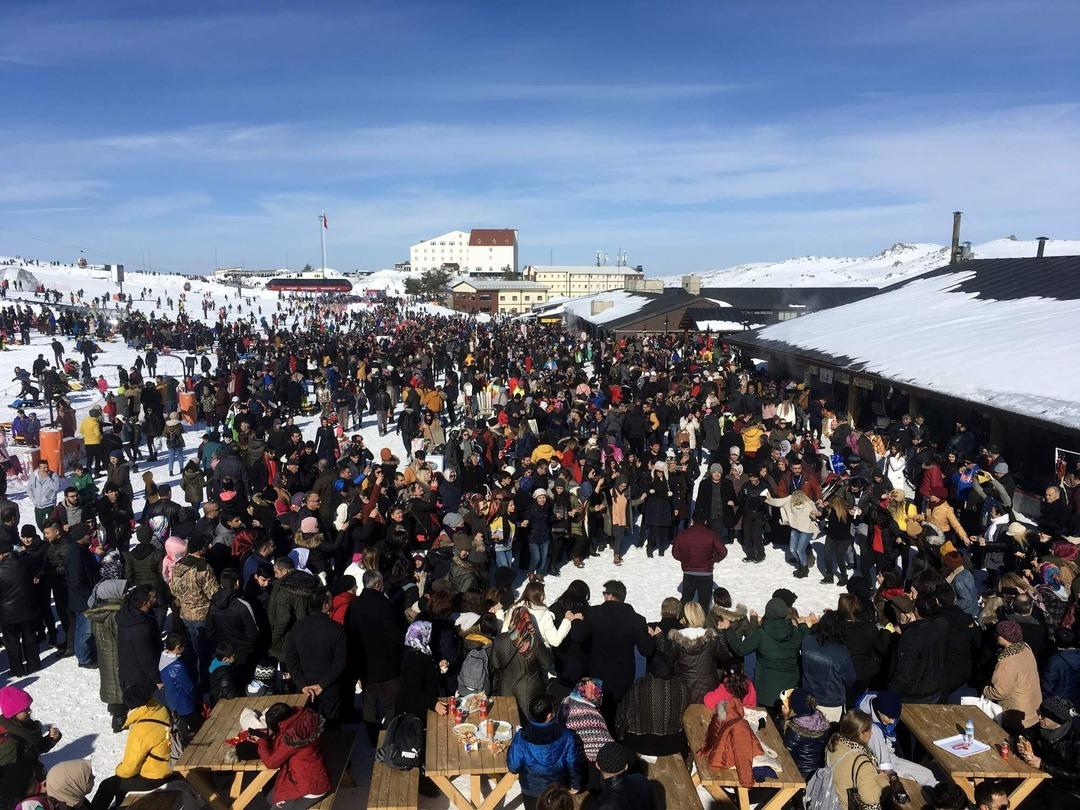 Erciyes doldu taştı! 2 g&uuml;nde 110 bin kişi ağırlandı