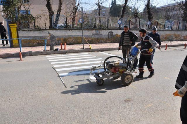 Siirt’te okul önlerinde yaya geçidi ve çizgi çalışması başlatıldı