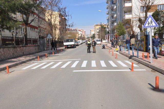 Siirt’te okul önlerinde yaya geçidi ve çizgi çalışması başlatıldı