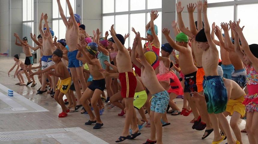 Yenimahalle&rsquo;de kışın y&uuml;zme keyfi