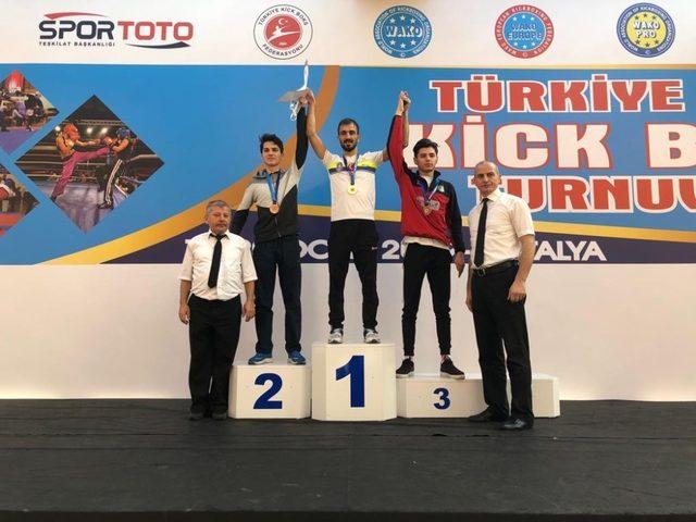 Büyükşehir’in milli sporcuları kick boks’ta tarih yazdı