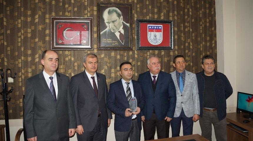 Ayın şof&ouml;r&uuml;ne &ouml;d&uuml;l&uuml;n&uuml;, İl Milli Eğitim M&uuml;d&uuml;r&uuml; Okumuş verdi