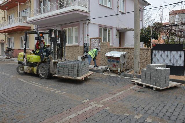 Altıeylül Belediyesinden yollara parke taşı