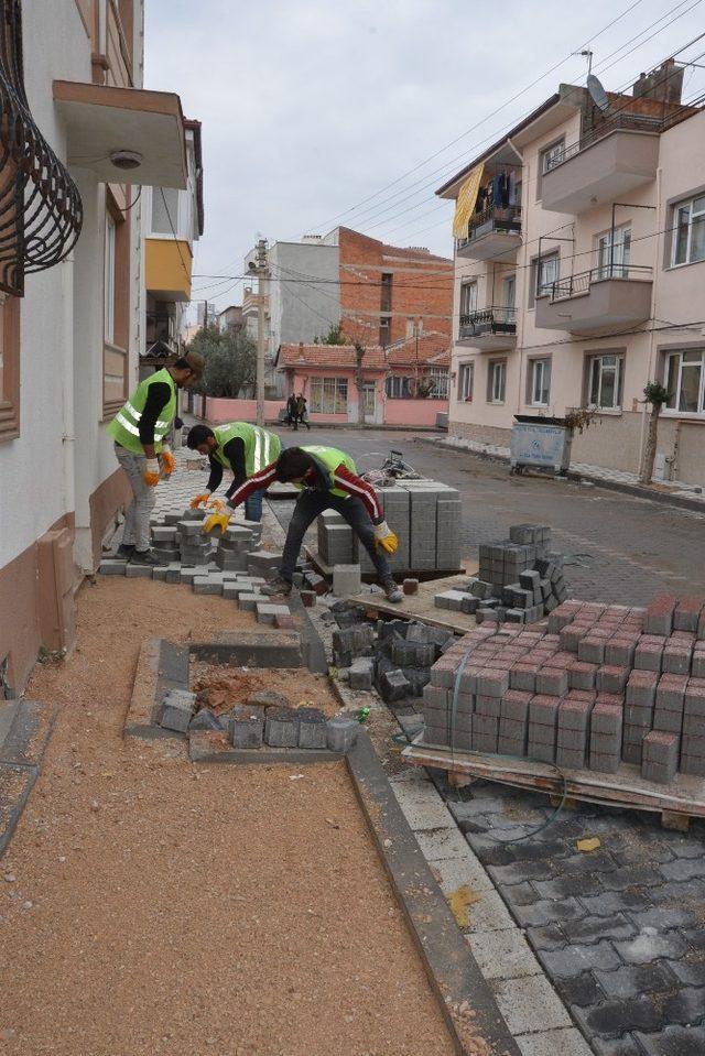 Altıeylül Belediyesinden yollara parke taşı