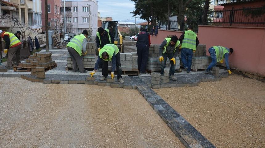 Altıeyl&uuml;l Belediyesinden yollara parke taşı